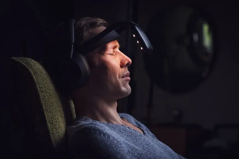 Mees kasutab NeuroVIZR seadet